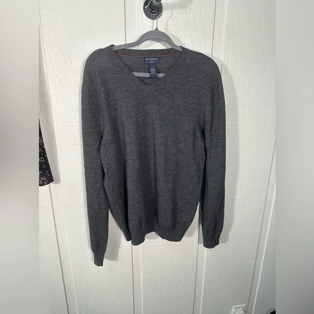 Banana Republic Men’s Gray Merino Wool V Neck Sweater Size Large EUC